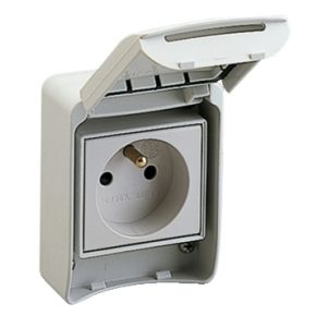 SE PratiKa utičnica  siva 2P + E  10/16A  250V  fr. standard IP65  nadgradna