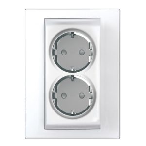 SE Unica Plus  2 kompletne utičnice  2P+E britanski standard  4 m  beli